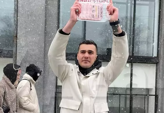 Była biała kartka, teraz paczka szynki. Mężczyzna w Moskwie zatrzymany za protest przeciw wojnie