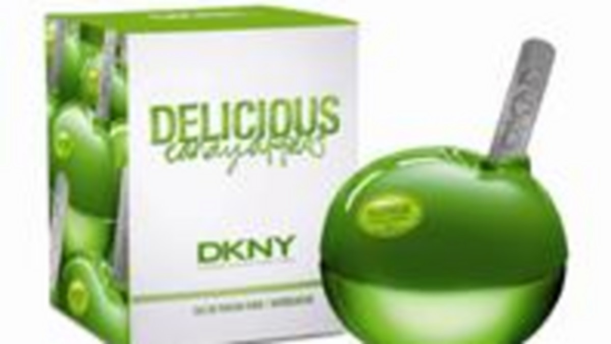 DKNY oferuje oryginalne, owocowe trio zapachowe Be Delicious Candy Apples. Wśród urzekających kompozycji, które bazują na nowoczesnym, odważnym połączeniu słodkości cukierka z soczystym jabłkiem, znalazła się kompozycja Sweet Caramel. Mieszanka z pewnością przypadnie do gustu wielbicielom słodkości. Niezwykle czarująca, dziewczęca i rozkoszna woda perfumowana.