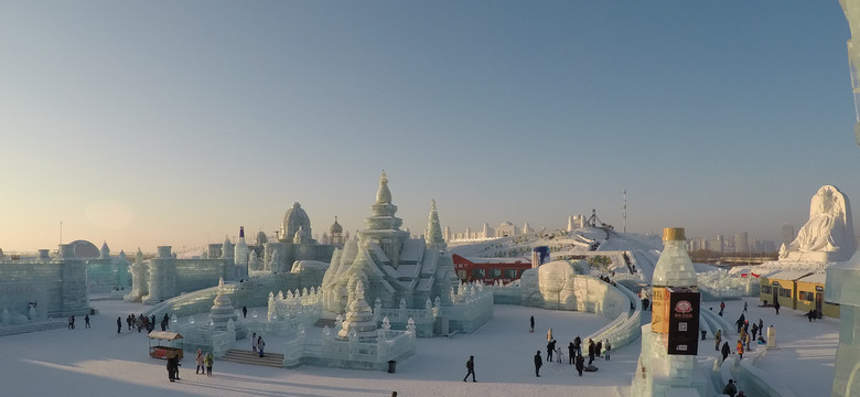 Robotnicy wydobywają z rzeki lód, z którego powstaną pałace i pagody