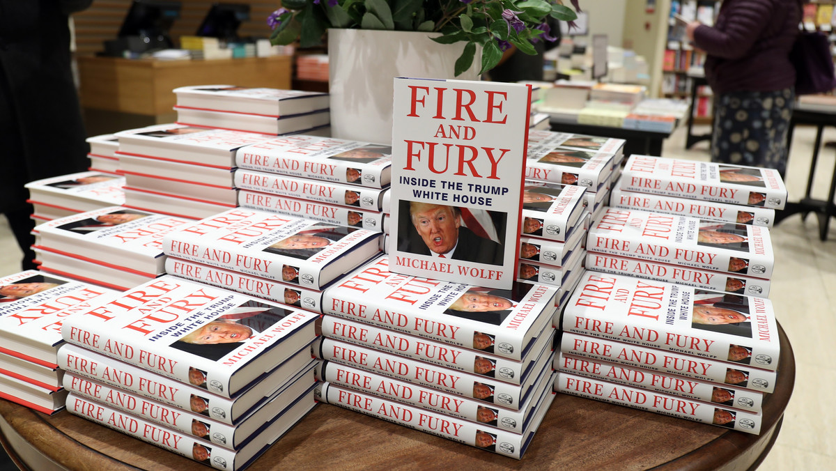 Książka kanadyjskiego profesora Randalla Hansena z 2008 roku niespodziewanie wskoczyła w Stanach Zjednoczonych na listy bestsellerów. Przyczyna leży w tytule - "Ogień i gniew: alianckie bombardowanie Niemiec, 1942-1945". Brzmi on podobnie do kontrowersyjnej publikacji na temat prezydenta Donalda Trumpa pióra Michaela Wolffa - "Ogień i gniew: wewnątrz Białego Domu" - która niedawno ukazała się na amerykańskim rynku.