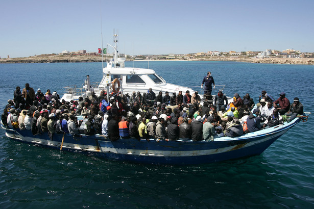 Imigranci płynący na Lampedusę