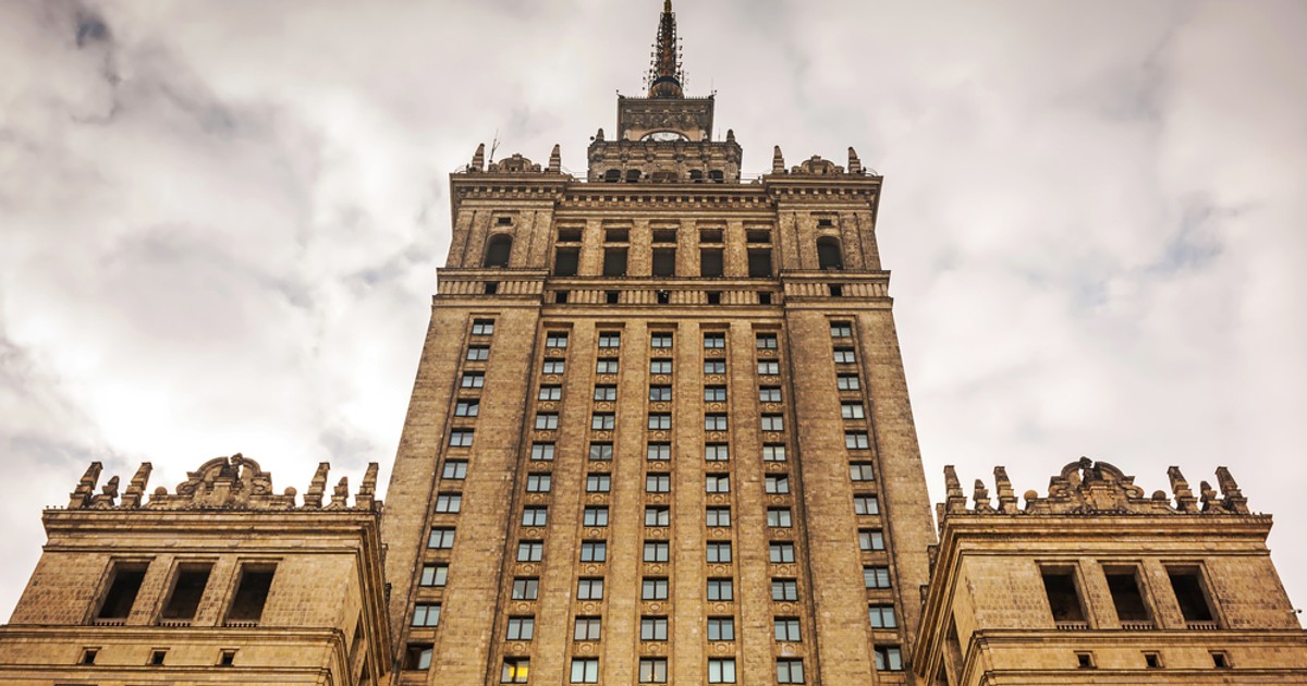 Trwa mycie Pałacu Kultury i Nauki. Czy będzie wyczyszczony w całości?