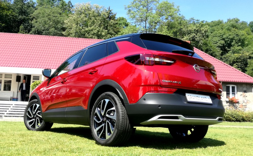 Gabarytowo 4,48-metrowy grandland X gra w bardzo konkurencyjnej lidze z hyundaiem tucsonem, kią sportage i VW tiguanem