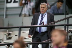 Były selekcjoner polskiej kadry lżony w Warszawie. 'Engel bufonie, przez ciebie Polonia tonie'