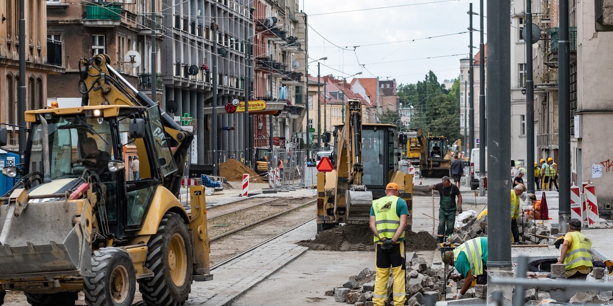 Mieszkańcy mają już dość przebudowy ulicy Wierzbięcice, która trwa od roku.