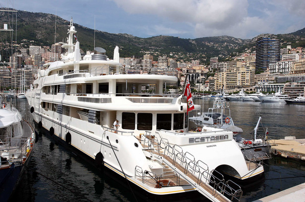 Jeden z jachtów Romana Abramowicza "Ecstasea" w porcie Monako