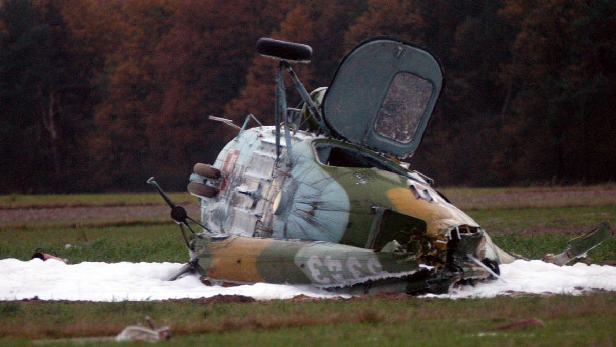 Na lotnisku w Bydgoszczy awaryjnie lądował helikopter Mi-2. Maszyna wzbiła się w powietrze i spadła z kilku metrów wysokości. Nikomu nic się nie stało - informuje TVN24.
