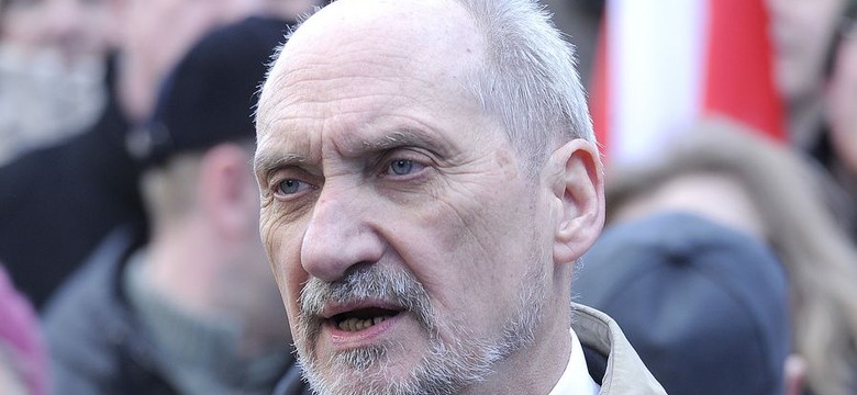 Pilne pytania do Macierewicza o odejścia generałów. Były szef MON komentuje "dewastację armii"