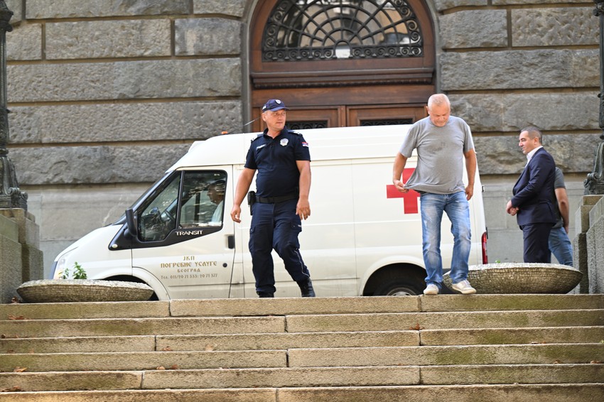 Nakon uviđaja telo je odvezeno pogrebnim kolima