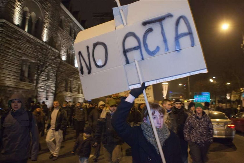 protesty ws ACTA przed pałacem