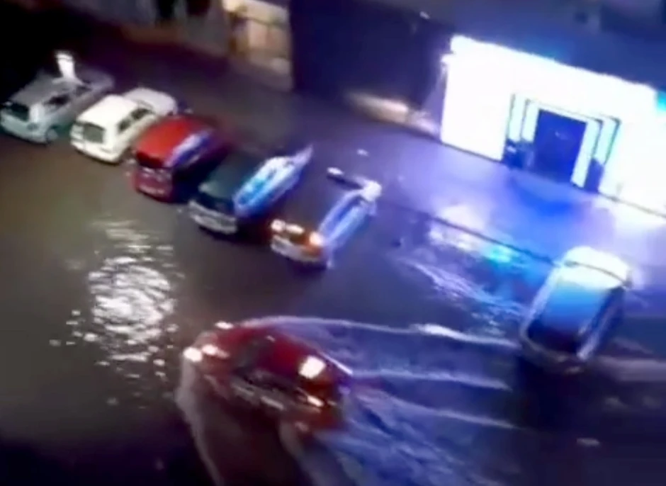 Automobili "plivali" ulicama