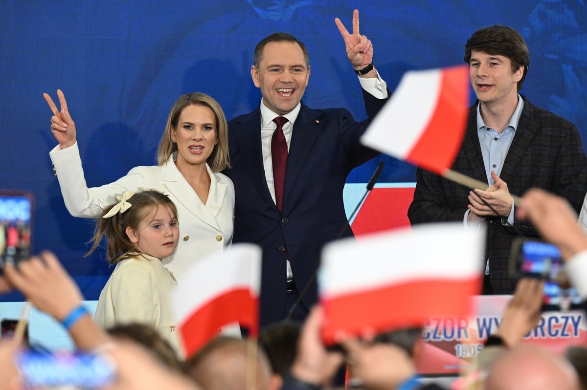 Gdańsk, 18.05.2025. Wybory prezydenta RP - I tura. Kandydat Komitetu Obywatelskiego, popierany przez Prawo i Sprawiedliwość prezes IPN Karol Nawrocki (C) z żoną Martą Nawrocką (L) w swoim sztabie wyborczym w Gdańsku, 18 bm. Zakończyło się głosowanie w I turze wyborów prezydenta RP. (aldg) PAP/Adam Warżawa