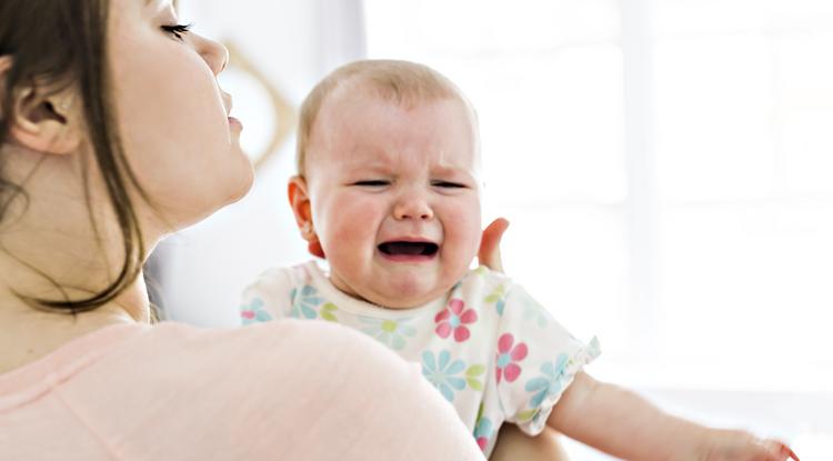 Az anyuka úgy érzi, hogy eltávolodott tőle a kisbabája Fotó: Getty Images