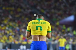 Richarlison ukarany za odrzucenie świecy dymnej w trybuny