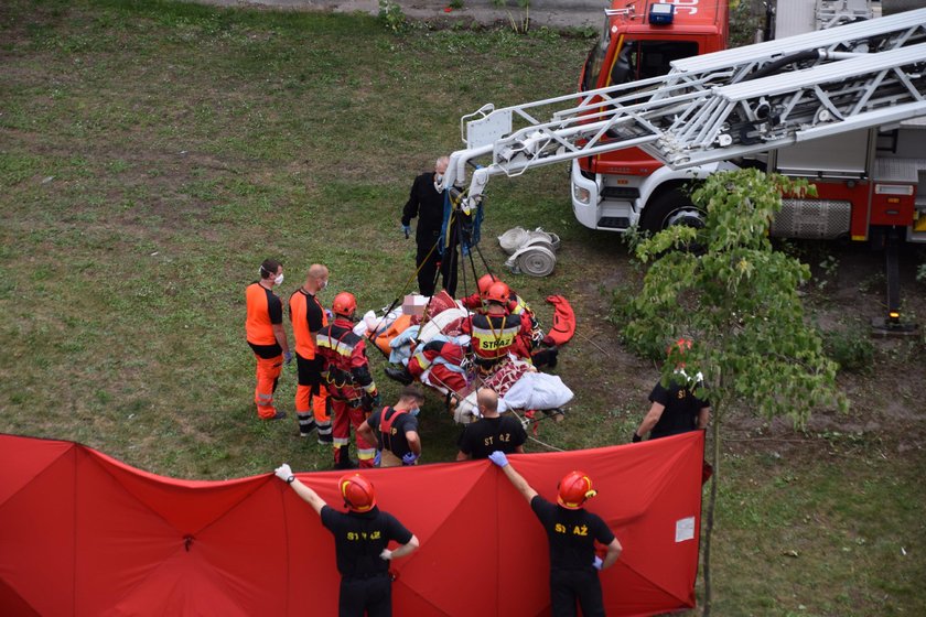 47-latek ze Świnoujścia waży ponad ćwierć tony. Wyniesiono go dźwigiem przez balkon