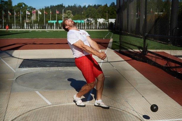 Młociarz Marcin Wrotyński podczas sesji treningowej na boisku treningowym przy stadionie lekkoatletycznym Hayward Field Uniwersytetu Oregon w Eugene