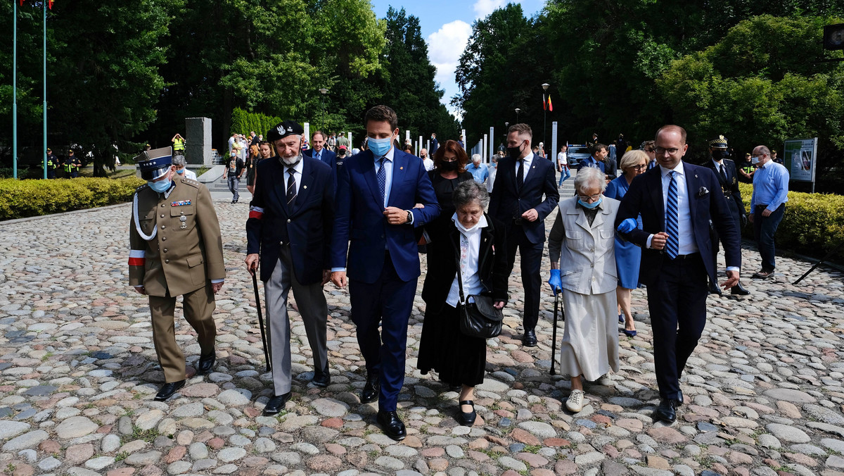 Prezydent Warszawy Rafał Trzaskowski w towarzystwie powstańców