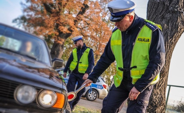 Policja sprawdza stan techniczny samochodu