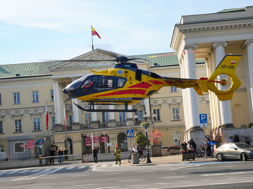 04.10.2021 Warszawa , Plac Bankowy . Ladowanie helikopteru Lotniczego Pogotowia Ratunkowego do osoby ktora zaslabla na ulicy . Fot. Dariusz Borowicz / Agencja Gazeta