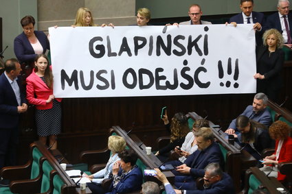 Kłótnia w Sejmie. Opozycja z transparentem przeciw Glapińskiemu