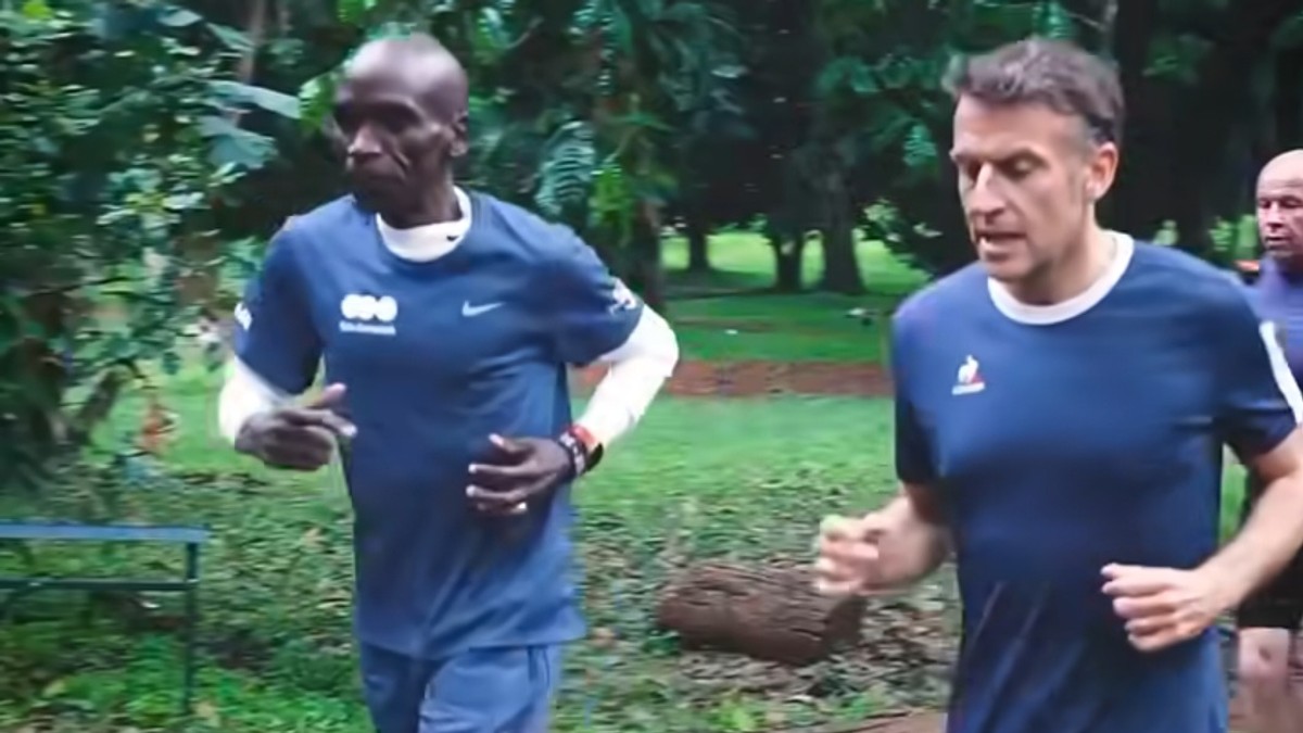 Emanuel Makron trči sa maratoncem Eliudom Kipčogom