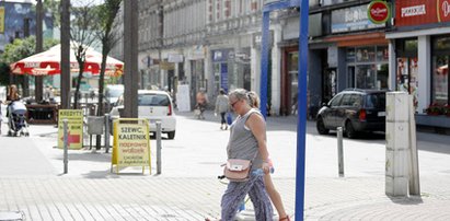 One leją na przechodniów! W taki upał to zbawienie!