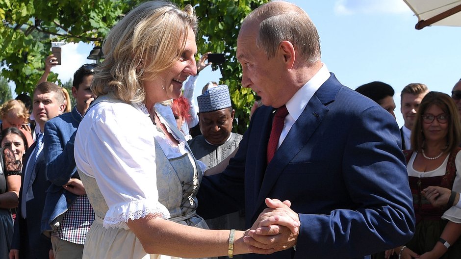 Władimir Putin był gościem Karin Kneissl (z prawej) na jej weselu w 2018 r.