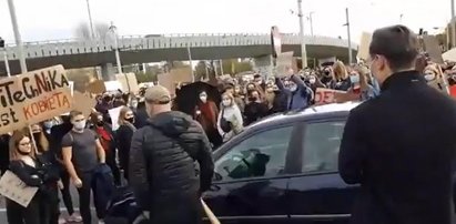 Wjechał w tłum demonstrantów. Kierowca wysiadł z kijem bejsbolowym