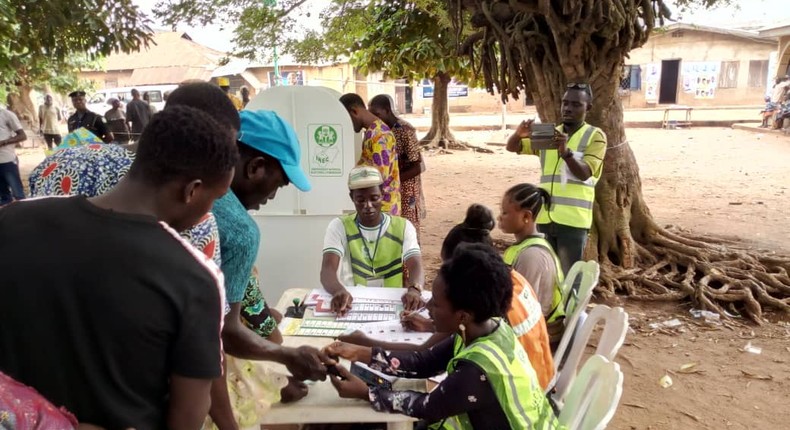 Voters on a line waiting to cast their votes at Iregun Street, Ward 3, Polling Unit 3, Iperu, Ogun2