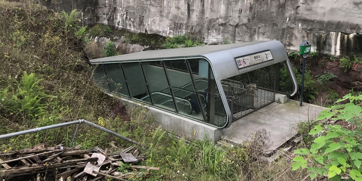 Stacja metra na pustkowiucurrently in operation, is seen in a sparsely populated area in Chongqing, China