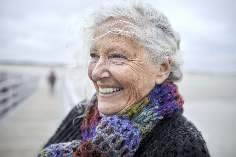 Starsi ludzie są na ogół szczęśliwsi (zdjęcie ilustracyjne)