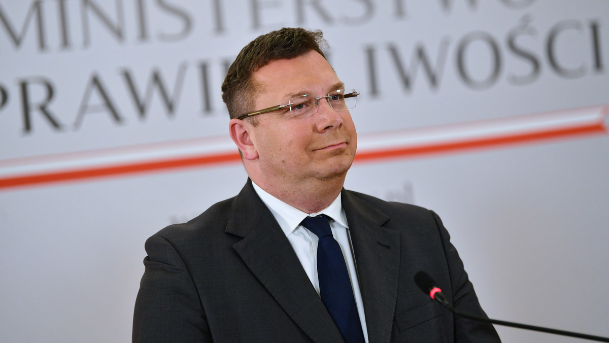 - Pan minister Ziobro nie wiedział o tych rzeczach. Kiedy się dowiedział, natychmiast zdecydował się podjąć działania i to jest nowy standard. On powinien za to tak naprawdę dostać medal, bo nikt w polskiej polityce tak się wcześniej nie zachował - stwierdził Michał Wójcik na antenie TVN24. Wiceszef MS skomentował w ten sposób reakcję swojego przełożonego na serię publikacji Onetu "Farma trolli w Ministerstwie Sprawiedliwości".