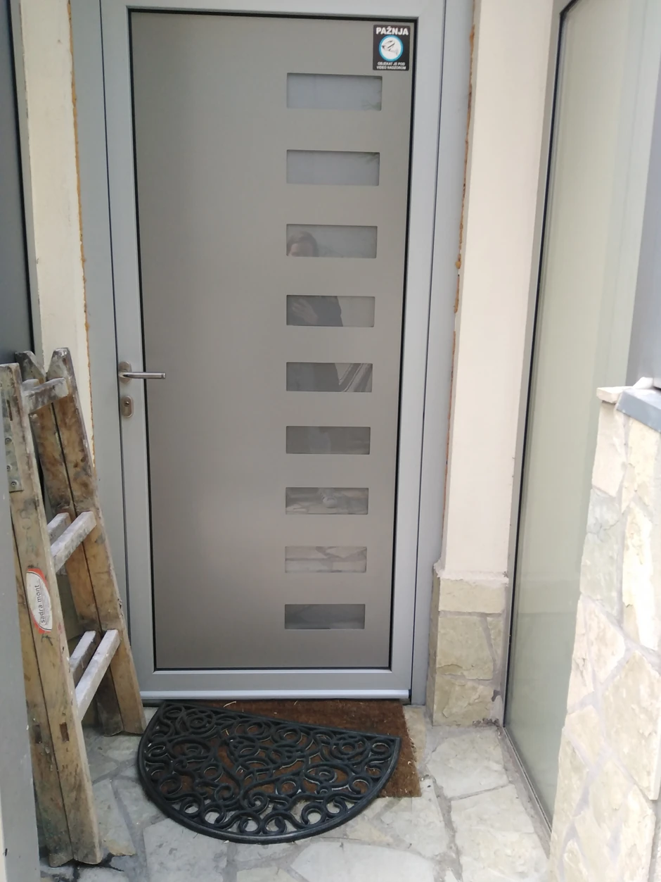 Ovde se nalazio njen salon na Senjaku, međutim gazde su je izbacile čim su čule šta se dešava iza zatvorenih vrata