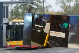 Kierowca autobusu w czasie jazdy oglądał film. Nagłośnienie sprawy przyniosło nieoczekiwany efekt