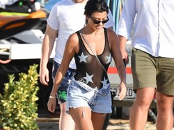 Świat się tym zachwyca: Kourtney Kardashian w półprzeźroczystym kostiumie polskiej marki. FOTO