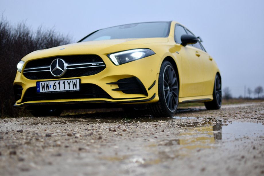 Mercedes-AMG A 35 to hatchback o masywnej i zwartej sylwetce. Opcjonalny pakiet aero dodatkowo podkreśla jego sportowe zapędy, a lakier w kolorze żółtym sprawia, że trudno nie zwrócić na niego uwagi na drodze. 