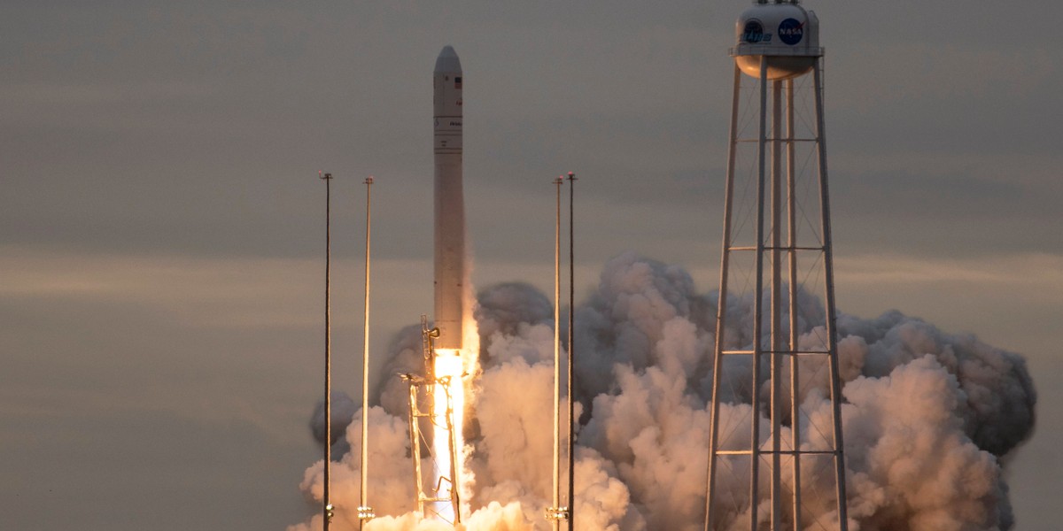 Start rakiety nośnej Antares ze statkiem Cygnus (łacińska i angielska nazwa gwiazdozbioru Łabędzia)