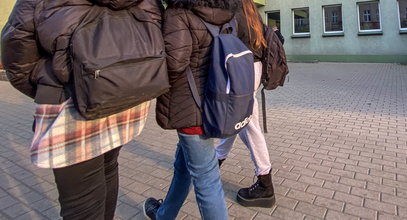 Wstrząsające nagranie z Bełchatowa krąży po sieci. Uczniowie bili po twarzy, kazali klęczeć. "To naganne, karygodne"