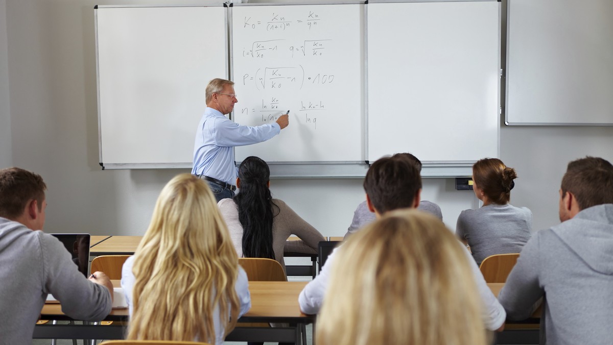 Najnowsze dane pokazują, że więcej niż jeden na trzech uczniów, którzy zdają egzamin GCSE z języka obcego, np. polskiego czy urdu uzyskują najwyższą ocenę. W ten sposób szkoły uzyskują wysokie miejsca w rankingach.