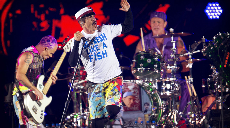 Anthony Kiedis énekes (k), Michael Balzary, ismertebb nevén Flea basszusgitáros és Chad Smith dobos, a Red Hot Chili Peppers amerikai rockzenekar tagjai az együttes fellépésén a Roskilde Fesztiválon a dániai Roskildében 2016. június 29-én / Fotó: MTI/EPA/Scanpix/Nils Meilvang