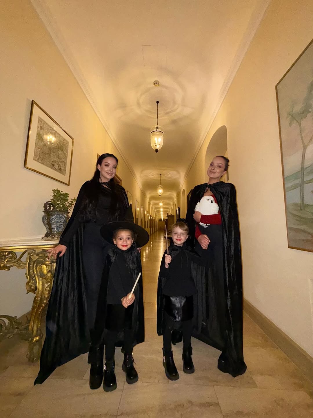 Twiinsky sa zabavili na Halloween s rodinou.