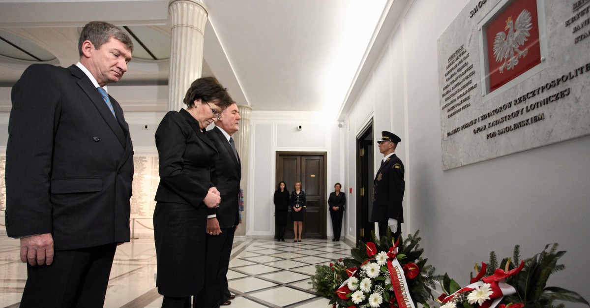 Ewa kopacz żłożyła kwiaty pod tablicą upamiętniającą ofiary katastrofy w Smoleńsku