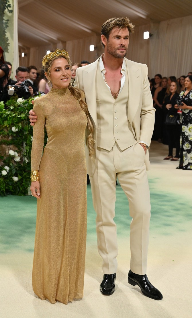 Na spektaklu Met Gala 2024. Kris Hemsvort i Elza Pataki oduševili lepotom