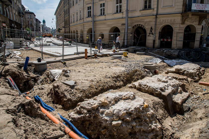Fuszerka na Krakowskiej. Położyli nowy beton i już go zrywają