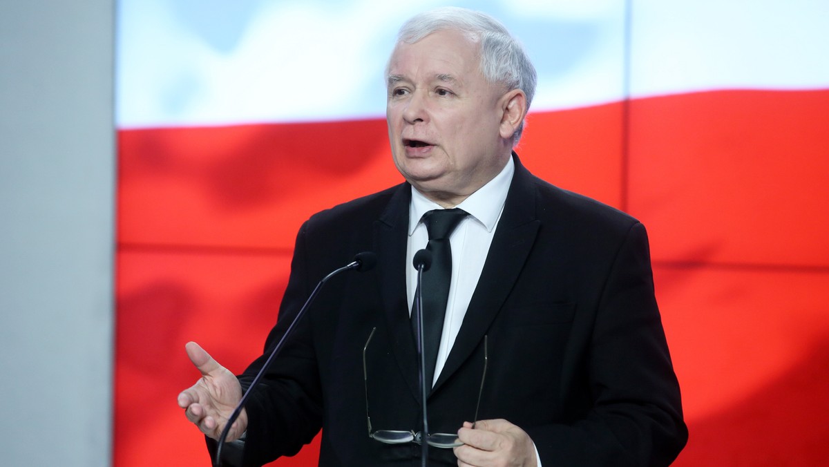 Prezes PiS Jarosław Kaczyński, zapowiadając utworzenie specjalnej komisji weryfikacyjnej, mającej na celu zwrot kamienic pokrzywdzonym w wyniku reprywatyzacji, wypowiedział wojnę układowi polityczno-mafijnemu, który przez ostatnie lata bezkarnie przejmował warszawskie nieruchomości.