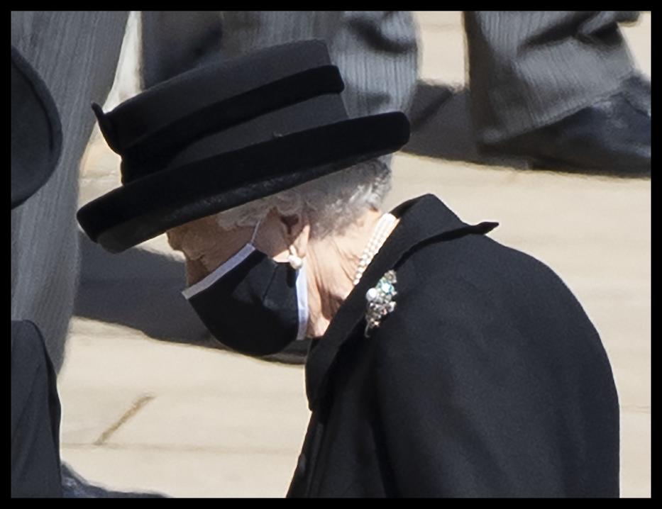 II. Erzsébet királynő a koronavírus miatt ült külön a családtól a temetésen /Fotó: Northfoto