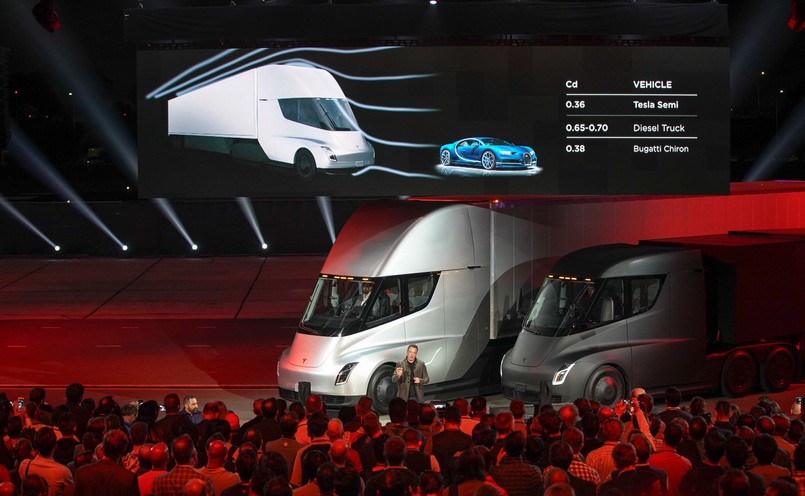 Tesla Semi zaskoczyła zasięgiem na jednym ładowaniu. Spodziewano się, że ten samochód ciężarowy będzie mógł maksymalnie przejechać na jednym ładowaniu akumulatora około 600 km. Podczas premiery Musk stwierdził, iż pół godziny ładowania ma wydłużać zasięg o 400 mil, czyli około 640 km. A jednorazowe ładowanie do pełna ma wystarczyć na 500 mil (ponad 800 km)…