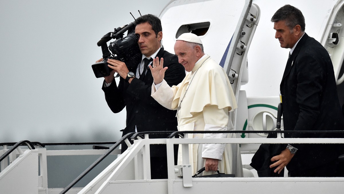 Na koniec ŚDM 2016 spełnił się czarny scenariusz, który zakładał skrócenie do minimum oficjalnego pożegnania papieża Franciszka. Przez potężną ulewę, która przeszła nad lotniskiem w podkrakowskich Balicach odlot został opóźniony. Tuż po godzinie 19 Franciszek ostatni raz pożegnał się z Polakami i wszedł na pokład samolotu. Tym samym, zakończyły się Światowe Dni Młodzieży i pięciodniowa pielgrzymka papieża do Polski.