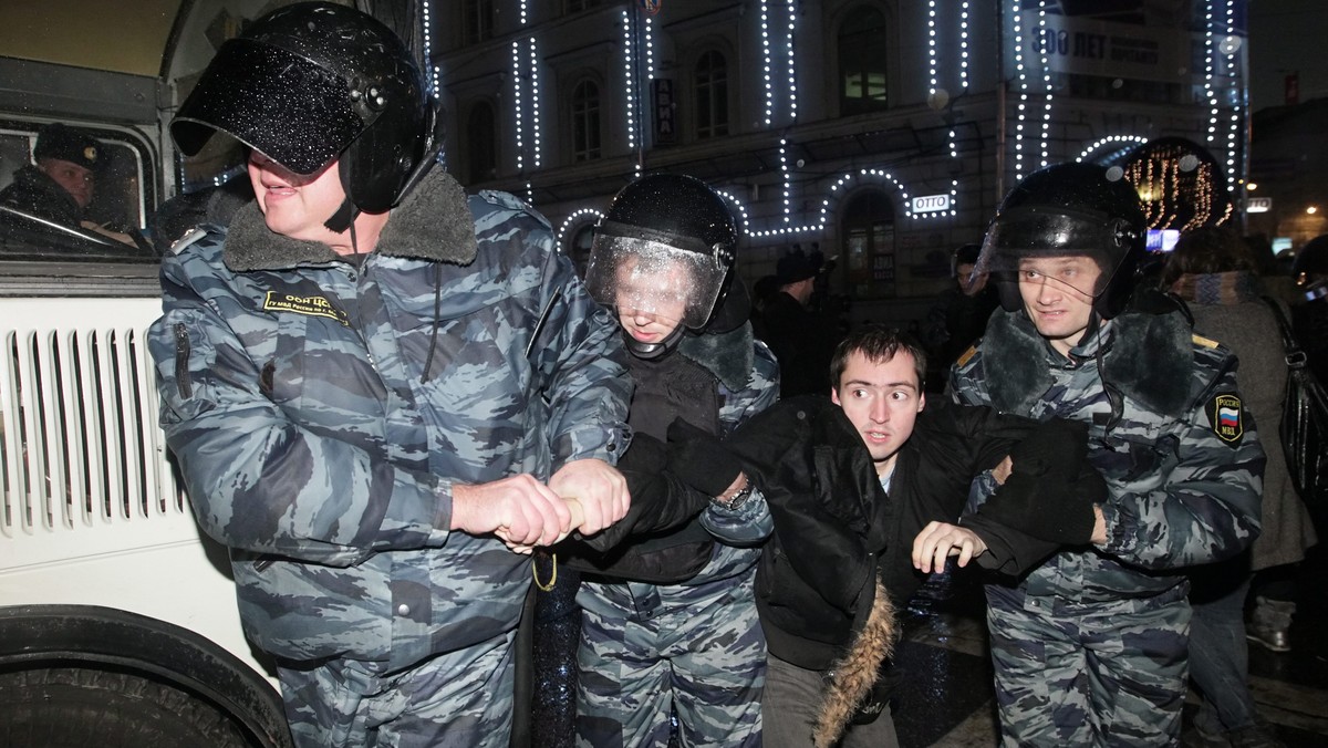 Tysiące policjantów i żołnierzy pojawiło się dziś na ulicach Moskwy, po demonstracjach opozycji przeciwko wynikom niedzielnych wyborów do parlamentu. Opozycja w internecie wzywa do protestów przeciwko wygranej partii Jedna Rosja premiera Władimira Putina.