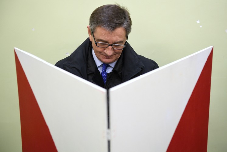 Marszałek Sejmu Marek Kuchciński podczas głosowania w II turze wyborów samorządowych w Przemyślu.